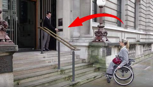 Kobieta na wózku nie była w stanie wejść po schodach. Zobaczcie co się stało gdy